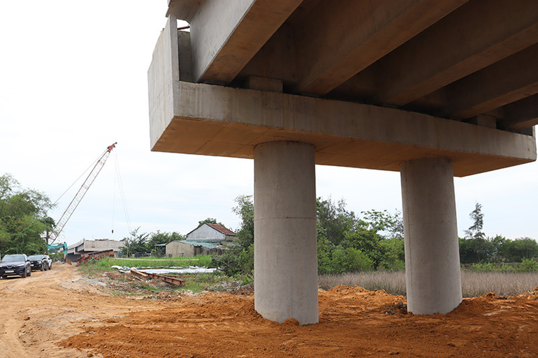 Tiến độ thi công dự án đường ven biển Dung Quất-Sa Huỳnh gần như "giẫm chân tại chỗ".