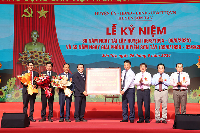 Lãnh đạo tỉnh Quảng Ngãi bức trướng với dòng chữ “Đoàn kết, Đổi mới, Khát vọng và Phát triển” cho lãnh đạo huyện Sơn Tây.