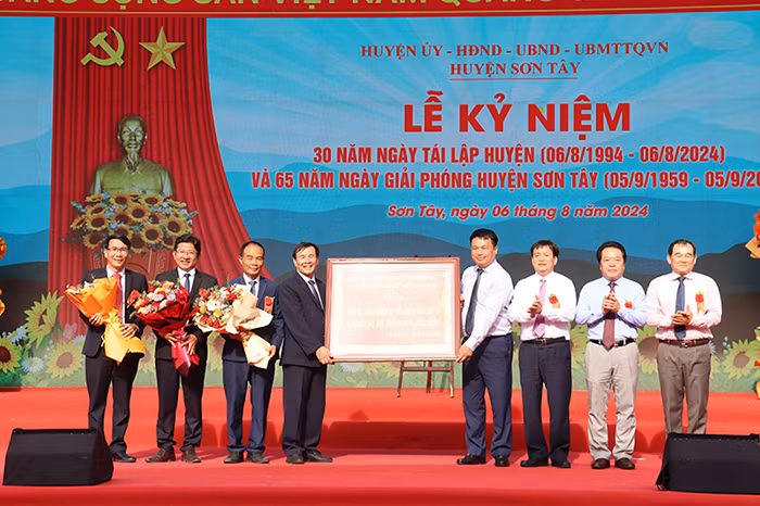 Lãnh đạo tỉnh Quảng Ngãi bức trướng với dòng chữ “Đoàn kết, Đổi mới, Khát vọng và Phát triển” cho lãnh đạo huyện Sơn Tây.