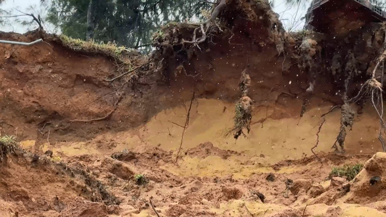 Một số vị trí bờ biển thôn Tuyết Diêm 1, xã Bình Thuận, huyện Bình Sơn sạt lở khoét sâu tạo thành hàm ếch rất nguy hiểm.