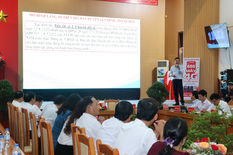 Chủ tịch Ủy ban nhân dân xã Định Hưng, huyện Yên Định, tỉnh Thanh Hóa Lê Văn Cường chia sẻ kinh nghiệm xây dựng mô hình làng số điển hình trên địa bàn xã.