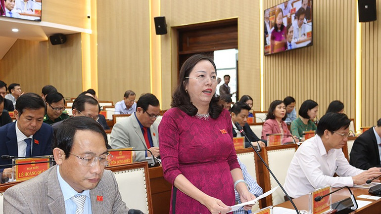 Các phiên chất vấn tại các kỳ họp Hội đồng nhân dân tỉnh Quảng Ngãi khóa 13 đều diễn ra trong không khí dân chủ, sôi nổi, thể hiện tinh thần trách nhiệm cao của các đại biểu. Các phiên chất vấn tại các kỳ họp Hội đồng nhân dân tỉnh Quảng Ngãi khóa 13 đều diễn ra trong không khí dân chủ, sôi nổi, thể hiện tinh thần trách nhiệm cao của các đại biểu.