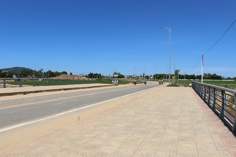 Việc kết nối với mạng lưới giao thông giữa đô thị trung tâm với các đô thị vệ tinh là hướng ưu tiên của thị xã Đức Phổ. Việc kết nối với mạng lưới giao thông giữa đô thị trung tâm với các đô thị vệ tinh là hướng ưu tiên của thị xã Đức Phổ.