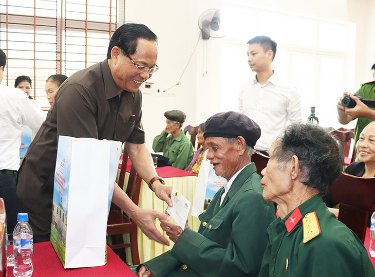 Phó Chủ tịch Quốc hội Trần Quang Phương tặng quà cho các đối tượng chính sách ở huyện Trà Bồng.