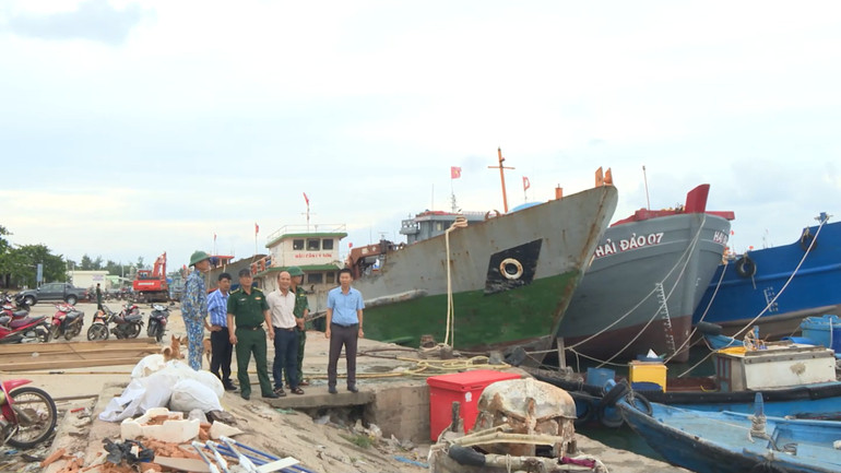 Lãnh đạo huyện Lý Sơn cùng các lực lượng chức năng kiểm tra tàu cá và lồng bè neo đậu tại vũng neo đậu tàu thuyền Lý Sơn.