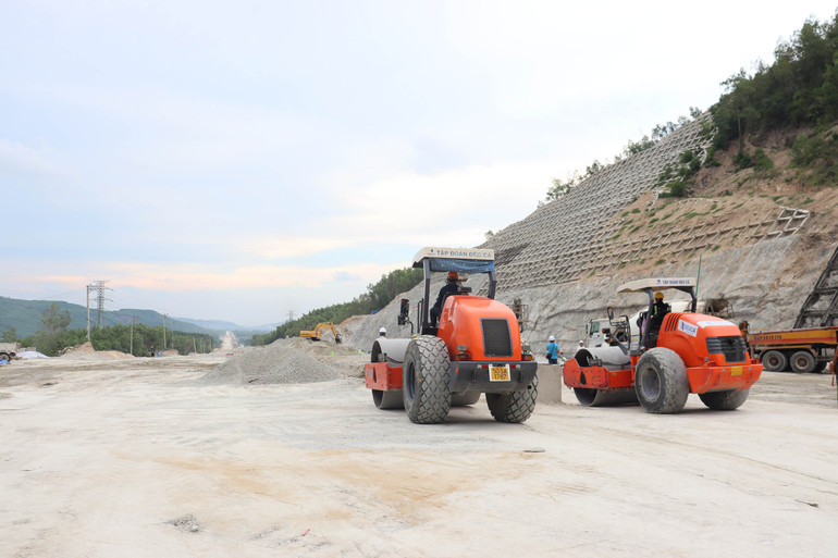 Tập đoàn Đèo cả đang triển khai 50 mũi thi công trên dự án cao tốc Quảng Ngãi-Hoài Nhơn.