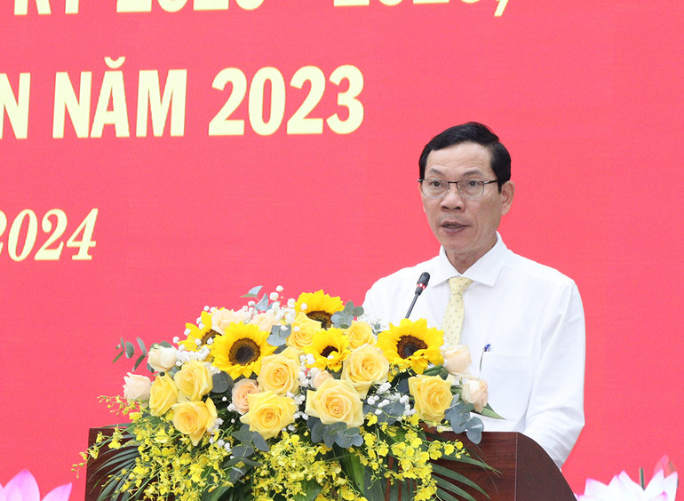 Trưởng Ban Dân vận Tỉnh ủy, Chủ tịch Ủy ban Mặt trận Tổ quốc Việt Nam tỉnh Quảng Ngãi Võ Thanh An thảo luận tại Hội nghị.