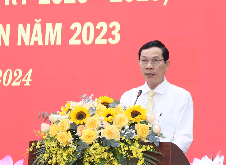 Trưởng Ban Dân vận Tỉnh ủy, Chủ tịch Ủy ban Mặt trận Tổ quốc Việt Nam tỉnh Quảng Ngãi Võ Thanh An thảo luận tại Hội nghị.