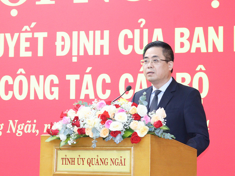 Tân Phó Bí thư Tỉnh ủy Quảng Ngãi Nguyễn Hoàng Giang phát biểu nhận nhiệm vụ.