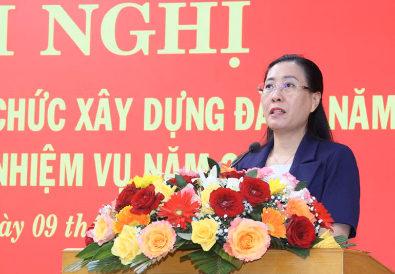 Đồng chí Bùi Thị Quỳnh Vân, Ủy viên Trung ương Đảng, Bí thư Tỉnh ủy, Chủ tịch Hội đồng nhân dân tỉnh Quảng Ngãi phát biểu chỉ đạo tại Hội nghị.