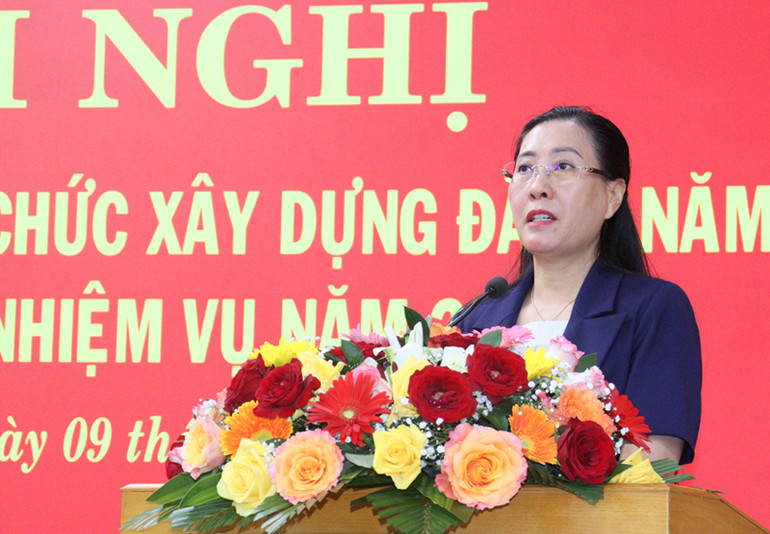 Đồng chí Bùi Thị Quỳnh Vân, Ủy viên Trung ương Đảng, Bí thư Tỉnh ủy, Chủ tịch Hội đồng nhân dân tỉnh Quảng Ngãi phát biểu chỉ đạo tại Hội nghị.