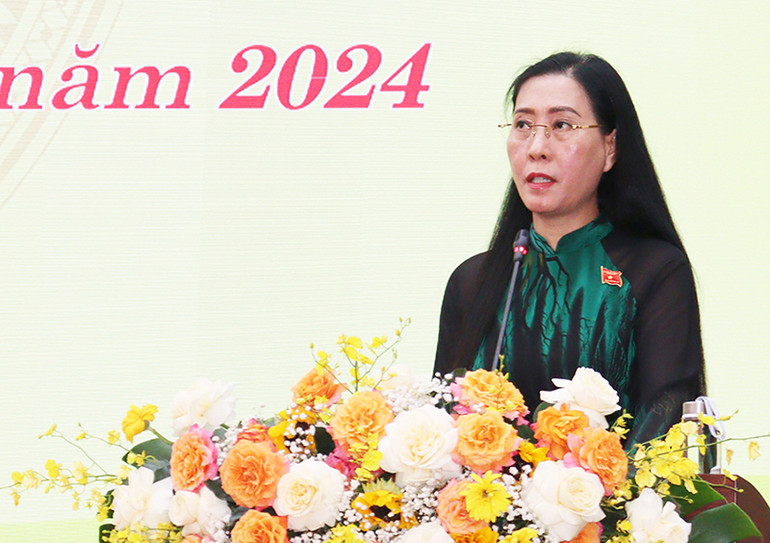Đồng chí Bùi Thị Quỳnh Vân, Ủy viên Trung ương Đảng, Bí thư Tỉnh ủy, Chủ tịch Hội đồng nhân dân tỉnh Quảng Ngãi phát biểu bế mạc Kỳ họp.