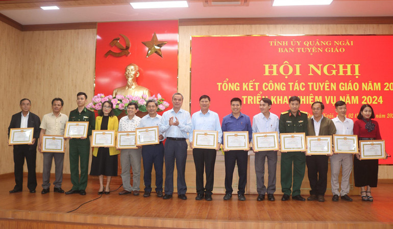 Lãnh đạo Ban Tuyên giáo Tỉnh ủy Quảng Ngãi trao Giấy khen cho các tập thể, cá nhân có thành tích xuất sắc trong công tác Tuyên giáo năm 2023. Lãnh đạo Ban Tuyên giáo Tỉnh ủy Quảng Ngãi trao Giấy khen cho các tập thể, cá nhân có thành tích xuất sắc trong công tác Tuyên giáo năm 2023.