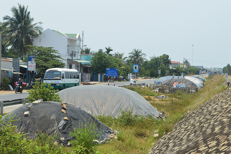 Do chưa có kho bảo quản nên lâu nay diêm dân Sa Huỳnh tập kết muối thành từng ụ ven quốc lộ 1 nên thường xuyên bị tan chảy do mưa lũ, gây thiệt hại nặng.