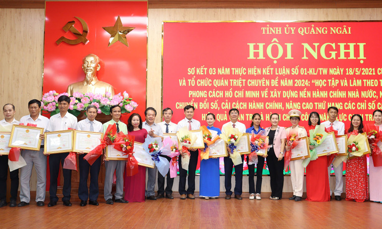 Trao Bằng khen cho các tập thể, cá nhân có thành xuất sắc trong học tập và làm theo tư tưởng, đạo đức, phong cách Hồ Chí Minh, giai đoạn 2021-2023. Trao Bằng khen cho các tập thể, cá nhân có thành xuất sắc trong học tập và làm theo tư tưởng, đạo đức, phong cách Hồ Chí Minh, giai đoạn 2021-2023.