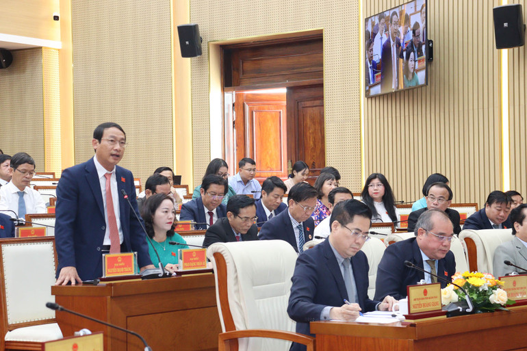 Đại biểu Nguyễn Mạnh Thắng, Trưởng Ban Pháp chế Hội đồng nhân dân tỉnh nêu thực trạng mua bán ma túy trên địa bàn tỉnh ngày càng gia tăng và giải pháp nào để phòng ngừa, đẩy lùi tệ nạn này.