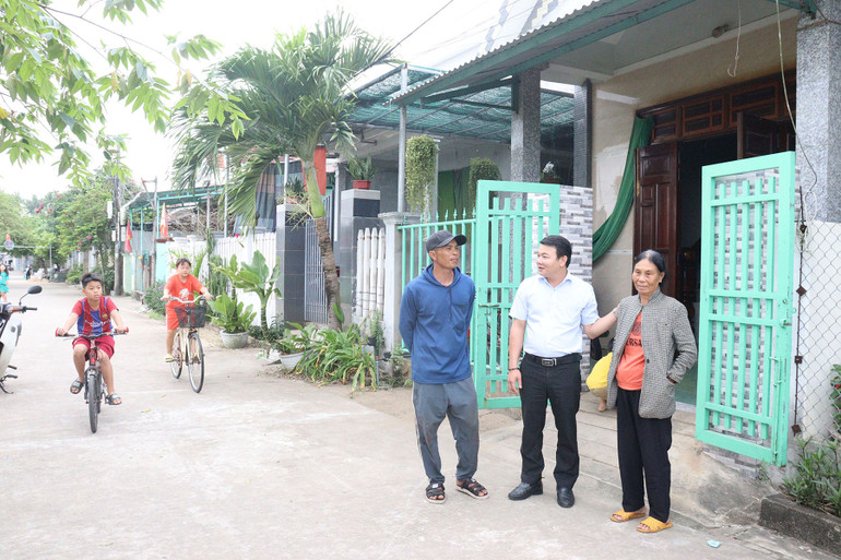 Gần dân, sát dân để giải quyết kịp thời các vấn đề phát sinh trong cuộc sống là những ưu tiên hàng đầu của những cán bộ trẻ từ tỉnh về xã công tác.