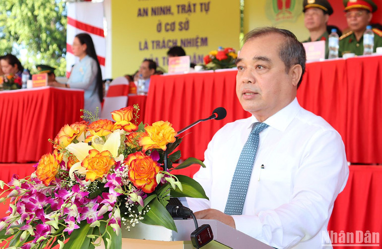 Phó Chủ tịch Ủy ban nhân dân tỉnh Quảng Ngãi Trần Hoàng Tuấn phát biểu giao nhiệm vụ cho lực lượng tham gia bảo vệ an ninh, trật tự tại buổi Lễ.