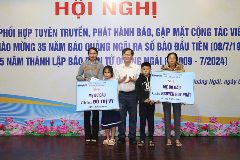 Trao biểu trưng nhận nhận “Mẹ đỡ đầu” 2 cháu mồ côi.