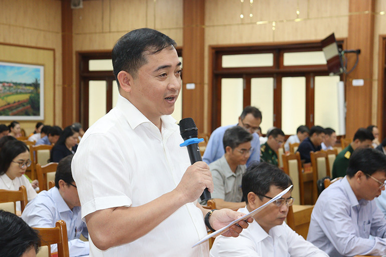 Bí thư Huyện ủy Nghĩa Hành Trần Đình Cảm thảo luận tại hội nghị.