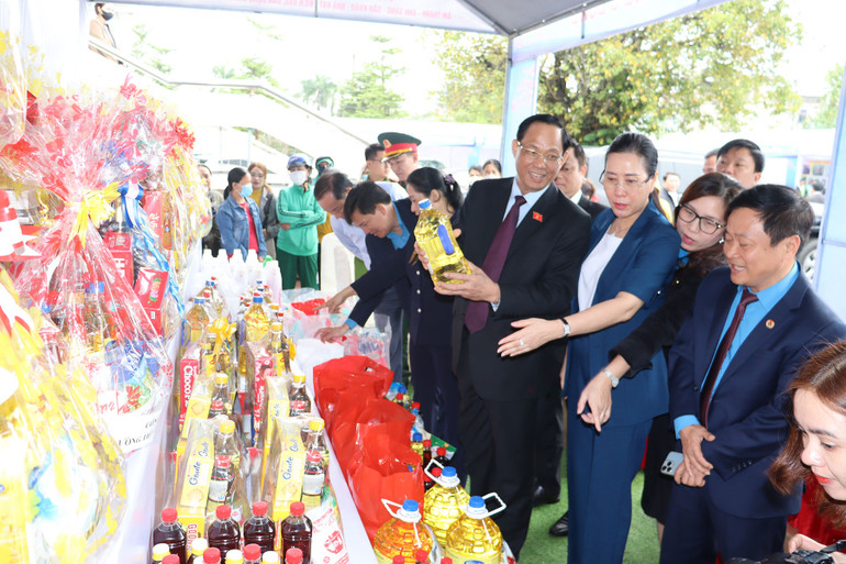 Phó Chủ tịch Quốc hội Trần Quang Phương cùng lãnh đạo tỉnh Quảng Ngãi thăm gian hàng "Không đồng" do Liên đoàn Lao động tỉnh Quảng Ngãi tổ chức.