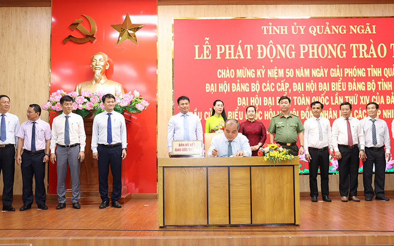 Quang cảnh ký cam kết thi đua. Quang cảnh ký cam kết thi đua.