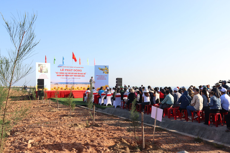 Quang cảnh lễ phát động Tết trồng cây ven bãi biển xã Nghĩa An, thành phố Quảng Ngãi.