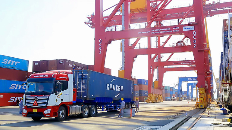 Việc đưa 2 cẩu trục vào vận hành thương mại ngay trong tháng 5/2024 giúp năng suất xếp dỡ của cảng Chu Lai tăng gấp 3 đến 4 lần so với trước đây.