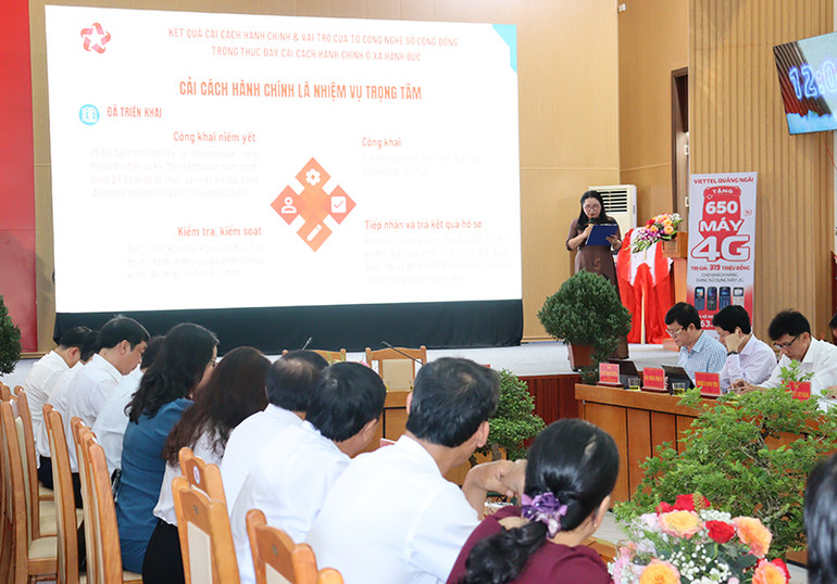 Phó Chủ tịch Ủy ban nhân dân xã Hành Đức, huyện Nghĩa Hành Nguyễn Thị Bích Ra trình bày tham luận vai trò của tổ công nghệ số cộng đồng trong việc thúc đẩy cải cách hành chính.