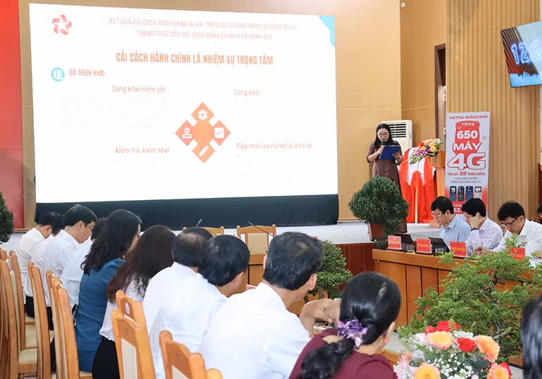 Phó Chủ tịch Ủy ban nhân dân xã Hành Đức, huyện Nghĩa Hành Nguyễn Thị Bích Ra trình bày tham luận vai trò của tổ công nghệ số cộng đồng trong việc thúc đẩy cải cách hành chính. Phó Chủ tịch Ủy ban nhân dân xã Hành Đức, huyện Nghĩa Hành Nguyễn Thị Bích Ra trình bày tham luận vai trò của tổ công nghệ số cộng đồng trong việc thúc đẩy cải cách hành chính.