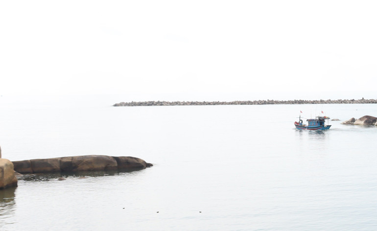 Luồng tàu ra, vào Cảng neo trú tàu thuyền Mỹ Á bị bồi lấp nghiêm trọng khiến tàu cá công suất lớn khai thác xa bờ hầu như không thể vào cảng, tàu công suất nhỏ thì lo sợ mất an toàn trước mỗi chuyến ra khơi.