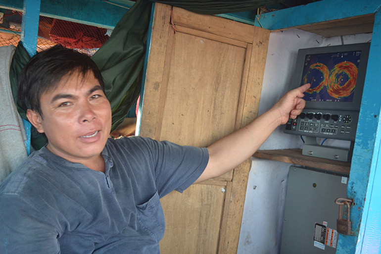 Nhiều ngư dân Quảng Ngãi sử dụng máy dò ngang trong khai thác thủy sản đạt năng suất cao. Nhiều ngư dân Quảng Ngãi sử dụng máy dò ngang trong khai thác thủy sản đạt năng suất cao.