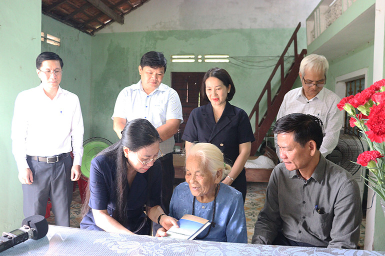 Ủy viên Trung ương Đảng, Bí thư Tỉnh ủy, Chủ tịch Hội đồng nhân dân tỉnh Quảng Ngãi Bùi Thị Quỳnh Vân thăm hỏi, tặng quà bà Lê Thị Lợi (vợ liệt sĩ), ở thôn 5, xã Nghĩa Dũng, thành phố Quảng Ngãi.