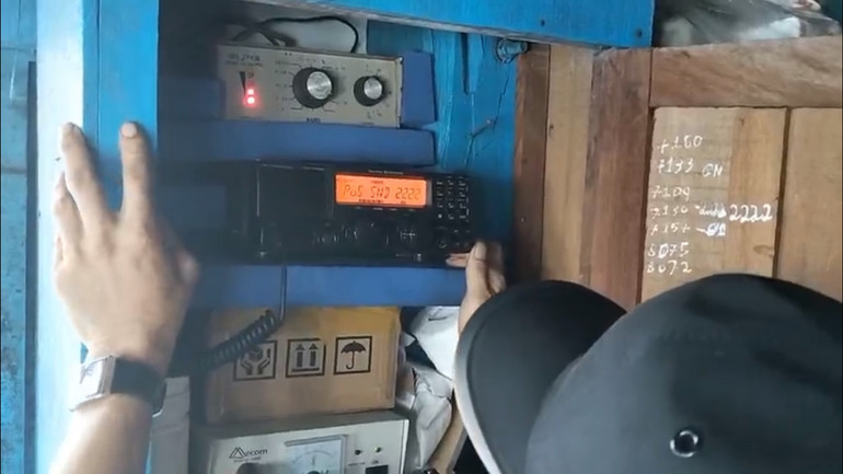 Máy VX-1700 thường xuyên hỏng hóc khiến ngư dân gặp khó khi tin nhắn từ tàu gửi về trạm bờ để thực hiện nhận hỗ trợ. Máy VX-1700 thường xuyên hỏng hóc khiến ngư dân gặp khó khi tin nhắn từ tàu gửi về trạm bờ để thực hiện nhận hỗ trợ.