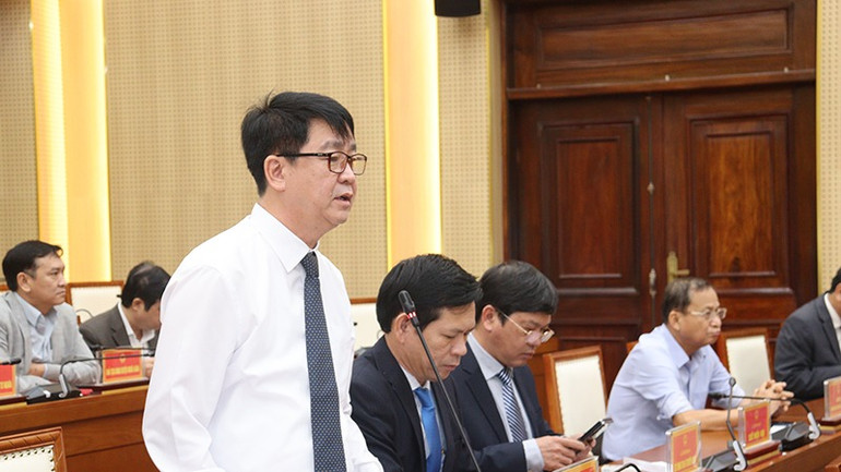 Phó Giám đốc Sở Y tế tỉnh Quảng Ngãi Bùi Văn Tiến trả lời nhóm vấn đề vệ sinh an toàn thực phẩm. Phó Giám đốc Sở Y tế tỉnh Quảng Ngãi Bùi Văn Tiến trả lời nhóm vấn đề vệ sinh an toàn thực phẩm.