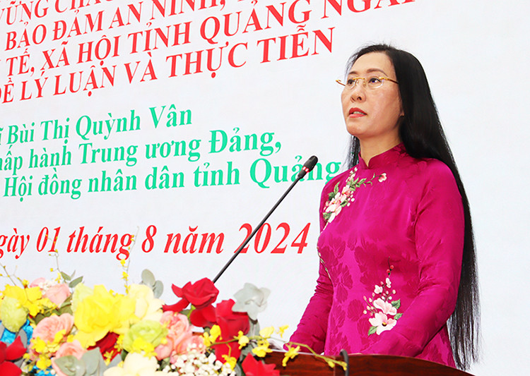 Thạc sĩ Bùi Thị Quỳnh Vân, Ủy viên Trung ương Đảng, Bí thư Tỉnh ủy, Chủ tịch Hội đồng nhân dân tỉnh Quảng Ngãi phát biểu khai mạc Hội thảo.