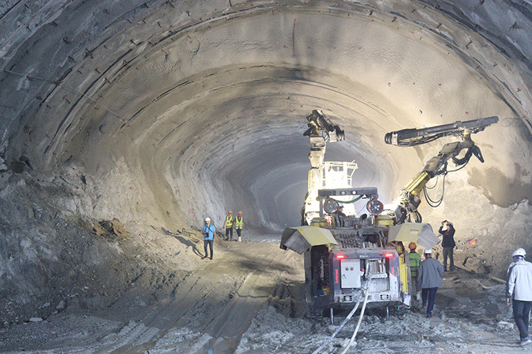 Do có địa chất phức tạp nên công tác thi công hầm 3 được nhà thầu triển khai rất thận trọng nhằm bảo đảm chất lượng, an toàn. Do có địa chất phức tạp nên công tác thi công hầm 3 được nhà thầu triển khai rất thận trọng nhằm bảo đảm chất lượng, an toàn.