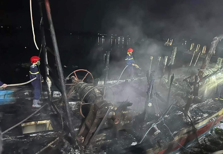 Vụ hỏa hoạn khiến nhiều vật dụng trên 2 tàu cá bị thiêu rụi, gây thiệt hại nặng.
