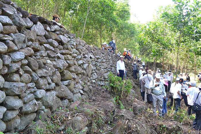 Du khách tham quan di tích quốc gia Trường Lũy Quảng Ngãi.
