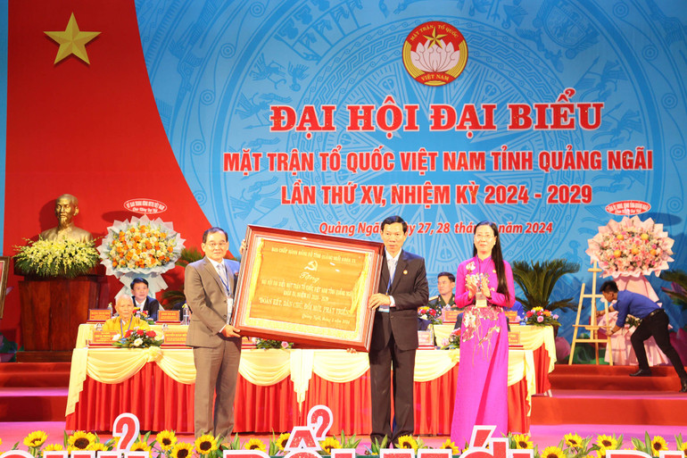 Lãnh đạo Tỉnh ủy Quảng Ngãi trao bức trướng của Ban Chấp hành Đảng bộ tỉnh mang dòng chữ "Đoàn kết-Dân chủ-Đổi mới-Phát triển" tặng Đại hội.
