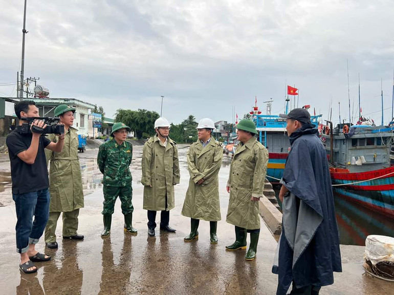 Phó Chủ tịch Thường trực Ủy ban nhân dân tỉnh Quảng Ngãi Trần Hoàng Tuấn kiểm tra công tác phòng, chống bão tại khu neo đậu tránh trú bão Tịnh Hòa.