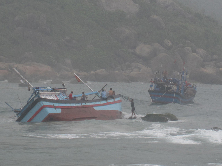 Những năm qua, nhiều tàu cá bị mắc cạn, bị sóng đánh chìm khi ra vào Cảng neo trú tàu thuyền Mỹ Á, gây thiệt hại lớn tài sản của ngư dân.