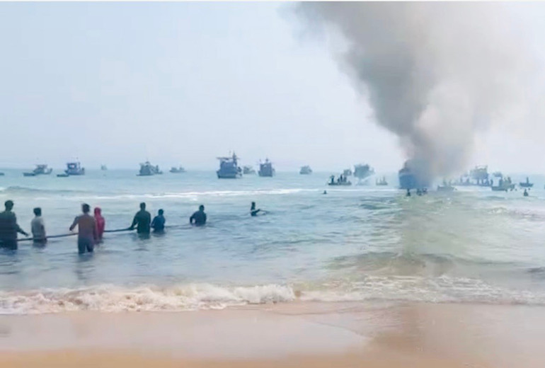 Lực lượng chức năng và người dân địa phương nỗ lực tổ chức chữa cháy tàu cá QNg 90407TS.