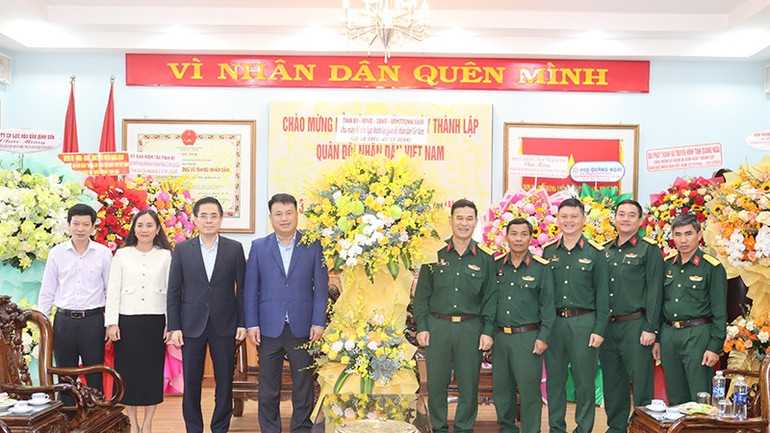 Lãnh đạo tỉnh Quảng Ngãi thăm, chúc mừng Bộ Chỉ huy Quân sự tỉnh Quảng Ngãi nhân kỷ niệm 80 năm Ngày thành lập Quân đội nhân dân Việt Nam.