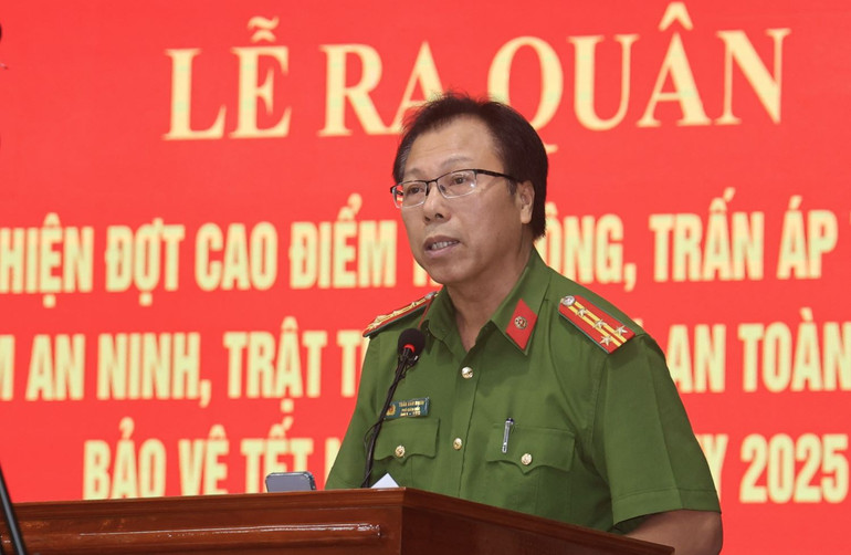 Đại tá Trần Văn Mạnh, Phó Giám đốc Công an tỉnh, Phó Trưởng Ban Chỉ đạo 138 tỉnh Quảng Ngãi phát biểu tại lễ ra quân.