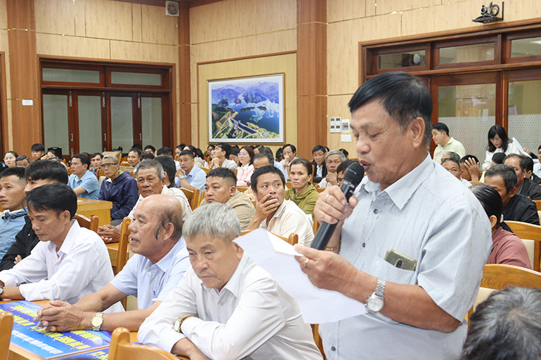 Ngư dân nêu kiến nghị tại buổi đối thoại. Ngư dân nêu kiến nghị tại buổi đối thoại.