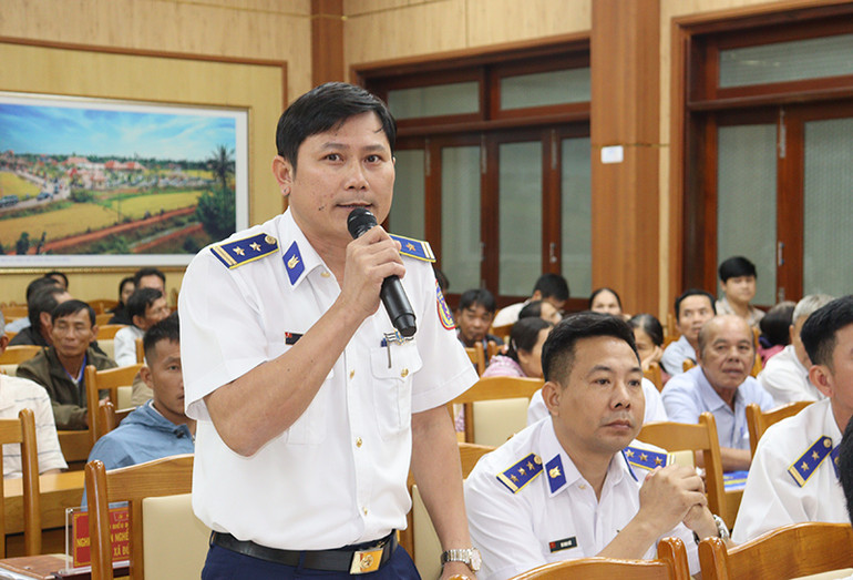 Đại diện Bộ Tư lệnh Vùng Cảnh sát biển 2 đưa ra giải pháp bảo đảm an toàn cho ngư dân khi hành nghề hợp pháp tại vùng biển Hoàng Sa và Trường Sa của Việt Nam.