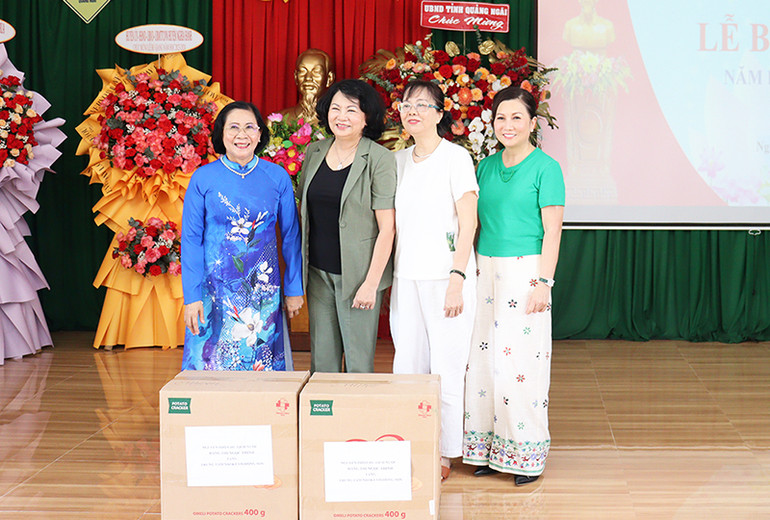 Nguyên Ủy viên Trung ương Đảng, nguyên Phó Chủ tịch nước Đặng Thị Ngọc Thịnh trao quà cho lãnh đạo Trung tâm.