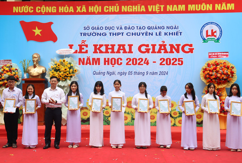 Trao học bổng cho các học sinh nỗ lực vươn lên đạt thành tích cao trong học tập.