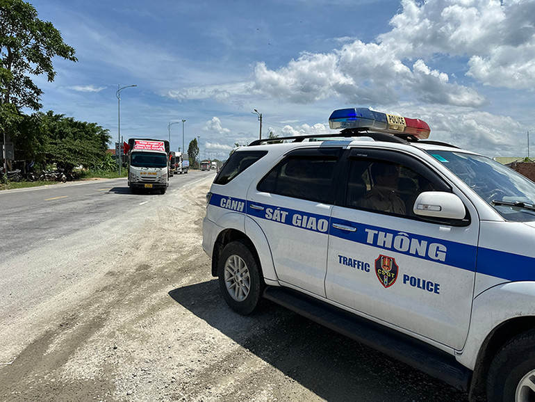 Nhiều đoàn xe chở hàng cứu trợ hướng về đồng bào miền bắc được Trạm Cảnh sát giao thông Đức Phổ dẫn đường đến điểm hỗ trợ cơm, nước miễn phí nhanh chóng và an toàn.